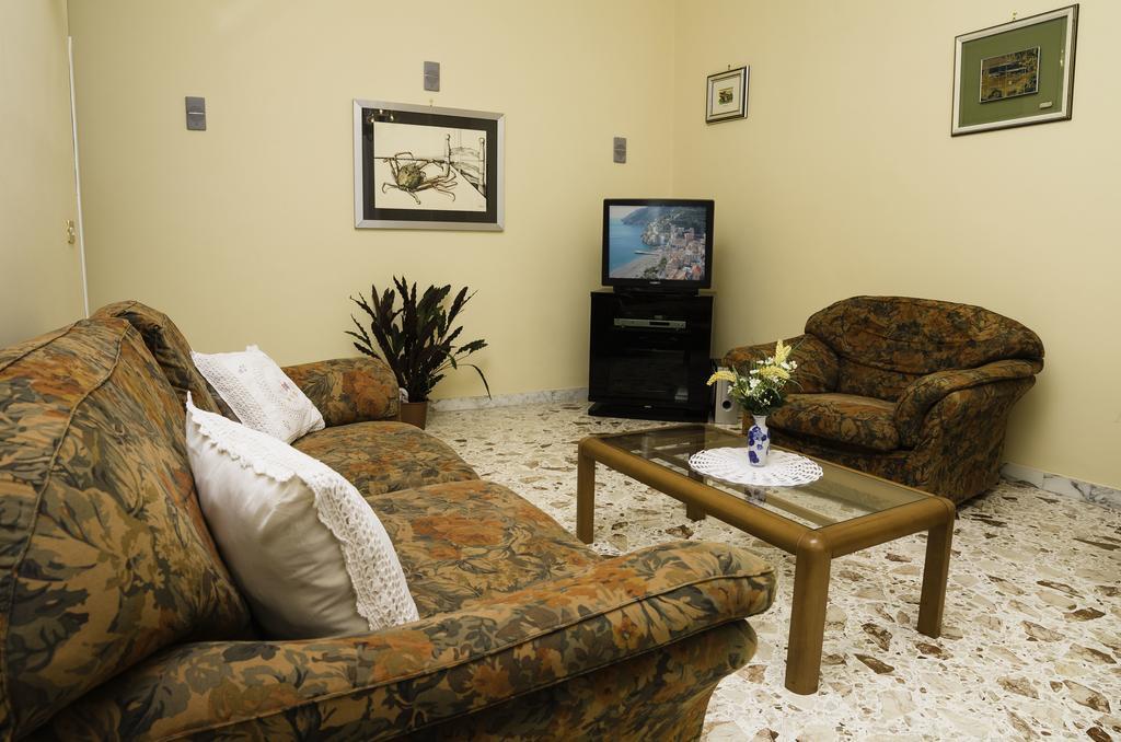 Ferienwohnung Casa Raffelina Minori Zimmer foto