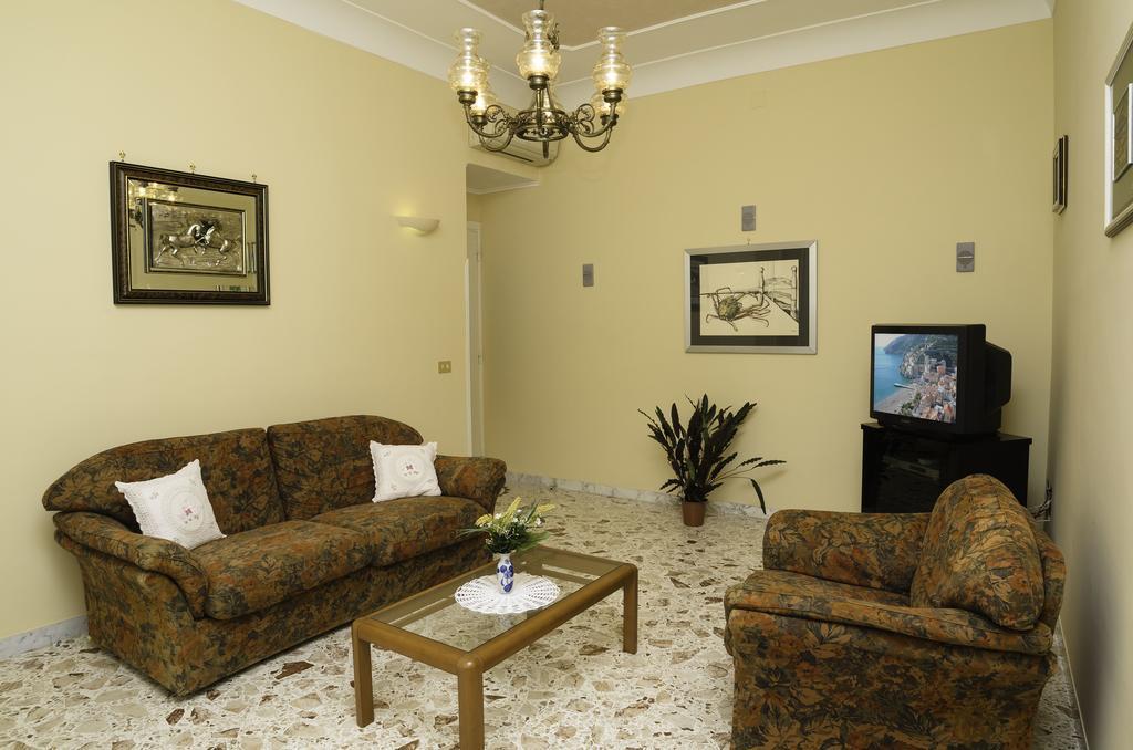 Ferienwohnung Casa Raffelina Minori Zimmer foto