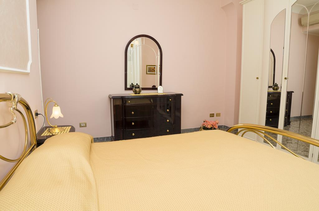 Ferienwohnung Casa Raffelina Minori Zimmer foto